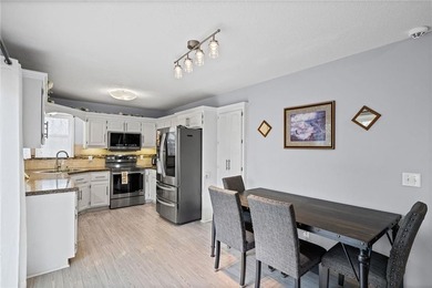 Beautifully maintained, 3 bedroom, 2 1/2 bath energy-efficient - photo 8