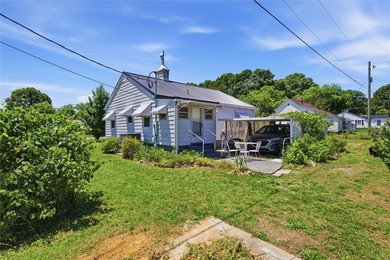 Adorable, freshly updated 2-bed, 1 bath bungalow located in the - photo 12