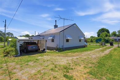 Adorable, freshly updated 2-bed, 1 bath bungalow located in the - photo 13