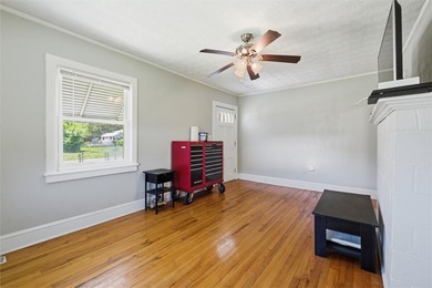 Adorable, freshly updated 2-bed, 1 bath bungalow located in the - photo 17