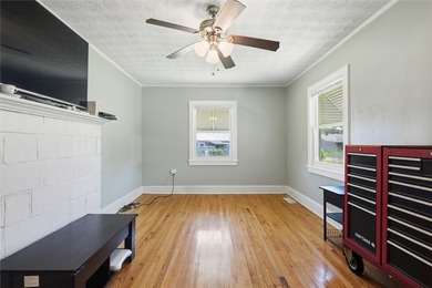 Adorable, freshly updated 2-bed, 1 bath bungalow located in the - photo 18