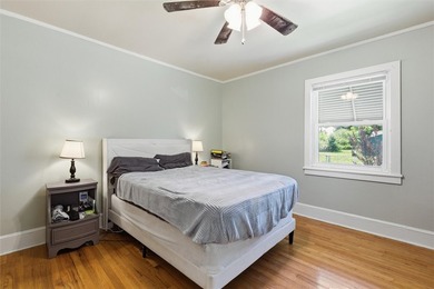 Adorable, freshly updated 2-bed, 1 bath bungalow located in the - photo 20