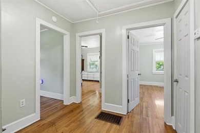 Adorable, freshly updated 2-bed, 1 bath bungalow located in the - photo 27