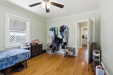 Adorable, freshly updated 2-bed, 1 bath bungalow located in the - photo 30