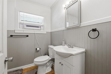 Adorable, freshly updated 2-bed, 1 bath bungalow located in the - photo 31