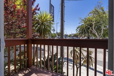 Perfectly located in the heart of Venice, just moments from - photo 18