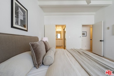 Perfectly located in the heart of Venice, just moments from - photo 28