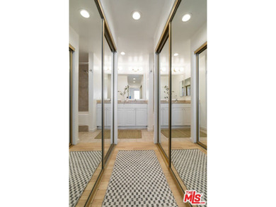 Perfectly located in the heart of Venice, just moments from - photo 29