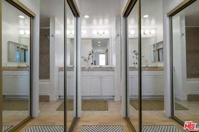 Perfectly located in the heart of Venice, just moments from - photo 30