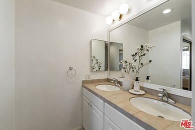 Perfectly located in the heart of Venice, just moments from - photo 32
