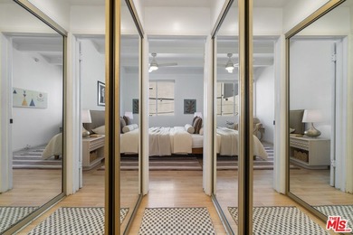 Perfectly located in the heart of Venice, just moments from - photo 33