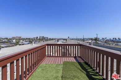 Perfectly located in the heart of Venice, just moments from - photo 36