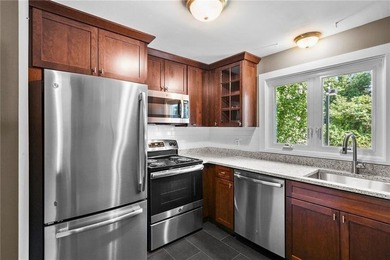 This inviting end-unit townhouse, part of the 12-unit Barclay - photo 4