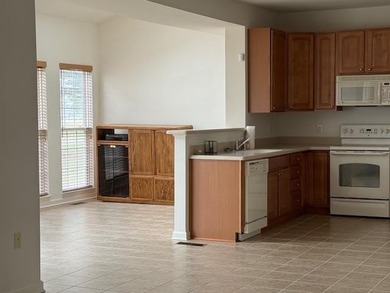 Welcome to life on the golf course in the sought-after community - photo 16
