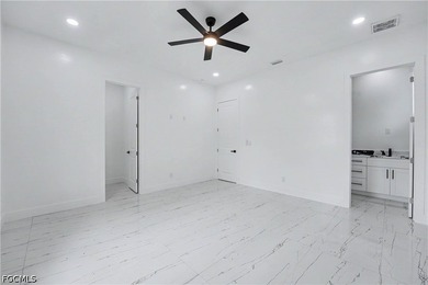 This impressive property offers 5 bedrooms plus a den, 6 - photo 31