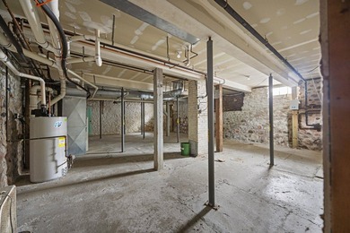 1,122 sq ft of retail space in this high traffic exposure - photo 20
