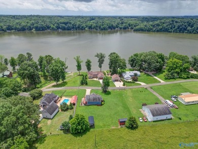 Peaceful 3-story lakefront home with stunning water views - photo 2