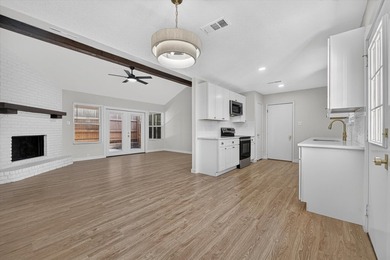 Welcome to your dream home! This stunning 3 bed 2 bath residence - photo 10