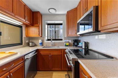 Legal nightly rental in one of Waikiki's most sought-after - photo 3