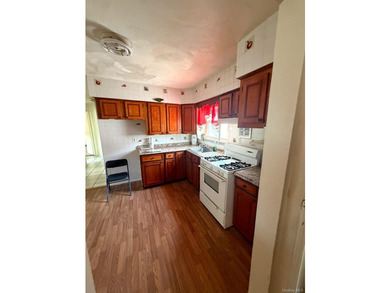 Beautiful well maintained home, with hardwood floors throughout - photo 6