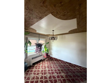 Beautiful well maintained home, with hardwood floors throughout - photo 9