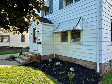 Move right into this 3-bedroom Colonial featuring hardwood - photo 3