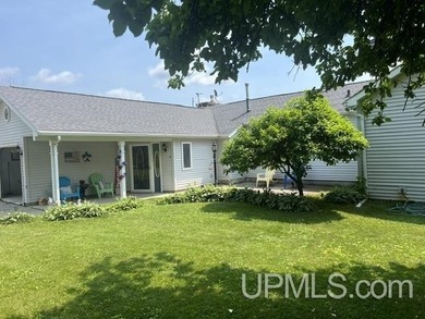 Wake up every morning to sweeping lake views and 200 feet of - photo 3