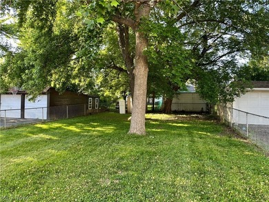 Move right into this 3-bedroom Colonial featuring hardwood - photo 6