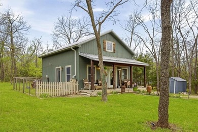 Charming 1 bed, 1 bath home with loft-style bedroom in the gated - photo 2