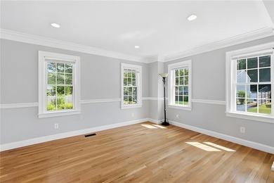 Welcome to 5 Thayer Pl-a beautifully maintained Cape-Style home - photo 5