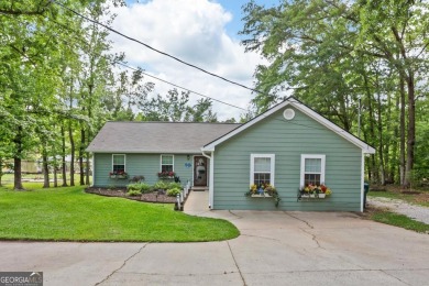 Welcome to your dream getaway on beautiful Lake Sinclair! This - Lake Home For Sale in Eatonton, Georgia