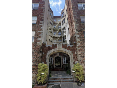 This is a well-maintained Spacious 2-bedroom, 1-bathroom in the - photo 1
