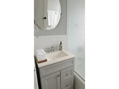 This is a well-maintained Spacious 2-bedroom, 1-bathroom in the - photo 4