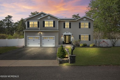 Welcome to this beautifully maintained custom Colonial tucked - photo 1