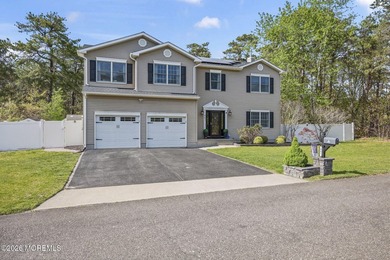Welcome to this beautifully maintained custom Colonial tucked - photo 2