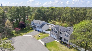 Welcome to this beautifully maintained custom Colonial tucked - photo 3