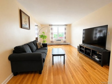 Bright and well-maintained 1-bedroom unit located on the second - photo 2