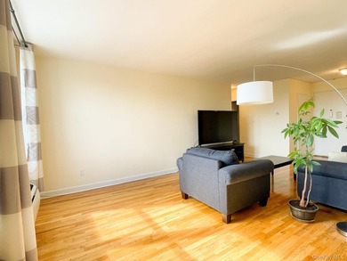 Bright and well-maintained 1-bedroom unit located on the second - photo 3