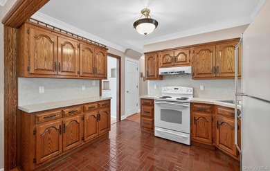 Welcome to this beautifully maintained 4-bedroom, 2-full-bath - photo 8