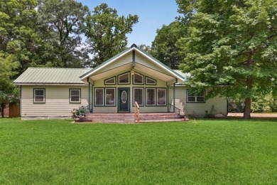 Located on a spacious corner lot, this waterfront 3-bedroom - photo 1