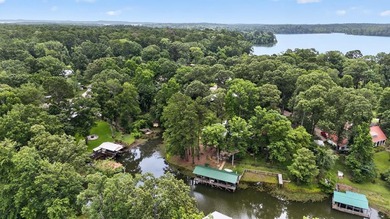 Located on a spacious corner lot, this waterfront 3-bedroom - photo 4