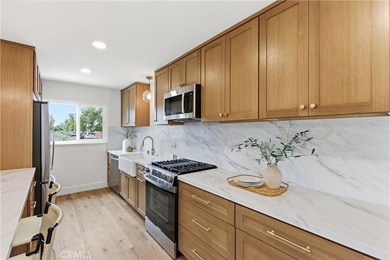 ADU POTENTIAL! Large, open backyard with incredible - photo 9