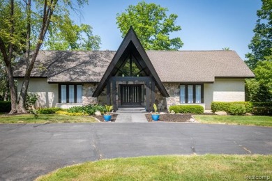 Earl Lake Home For Sale in Howell Michigan