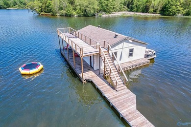 ON DEEP WATER! TWO PRIMARY SUITES! Fully renovated one-level - photo 7