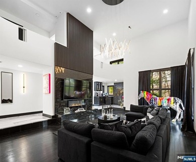 Welcome to this striking, fully-renovated modern masterpiece set - photo 6