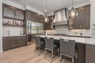 Stunning, virtually new, Transitional-style 24/7 Lake Access - photo 12