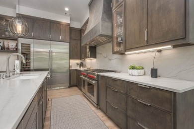Stunning, virtually new, Transitional-style 24/7 Lake Access - photo 13