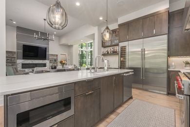 Stunning, virtually new, Transitional-style 24/7 Lake Access - photo 14