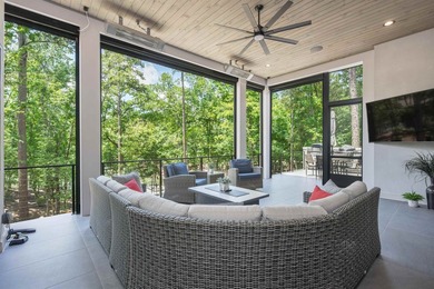 Stunning, virtually new, Transitional-style 24/7 Lake Access - photo 21
