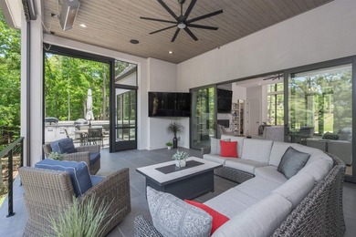 Stunning, virtually new, Transitional-style 24/7 Lake Access - photo 23